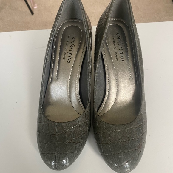 Comfort plus size 5 Gray 3 inch heel